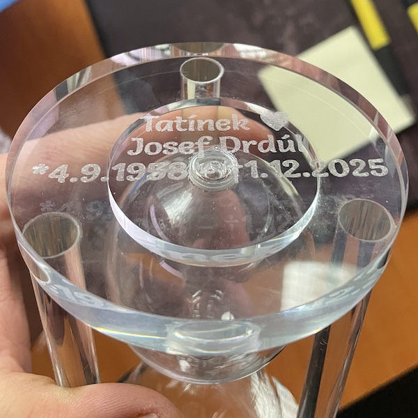 grawerunek na urnie pamiątkowej w formie klepsydry